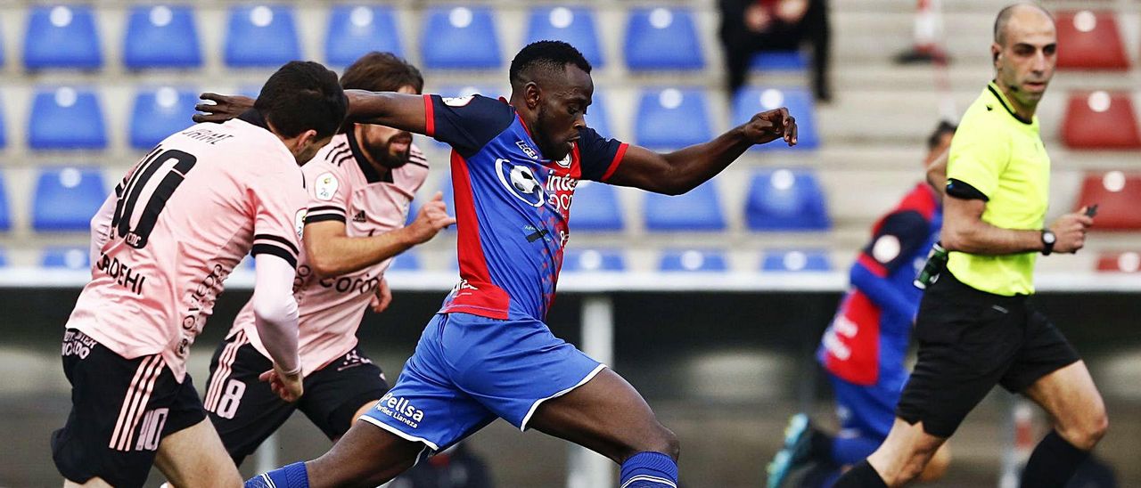 Ketu conduce el balón, con Jaime Álvarez y José Luis persiguiéndole. | Julián Rus