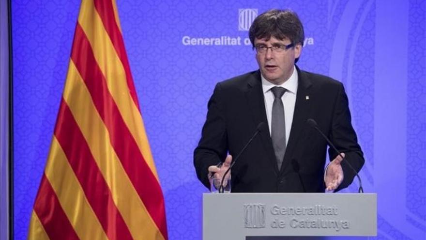 Puigdemont ironiza con el Consejo de Ministros veraniego de Rajoy