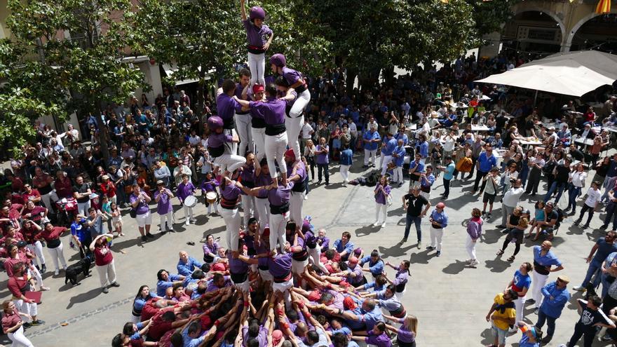 La plaça es tenyeix de colors amb la Diada Castellera de Santa Creu