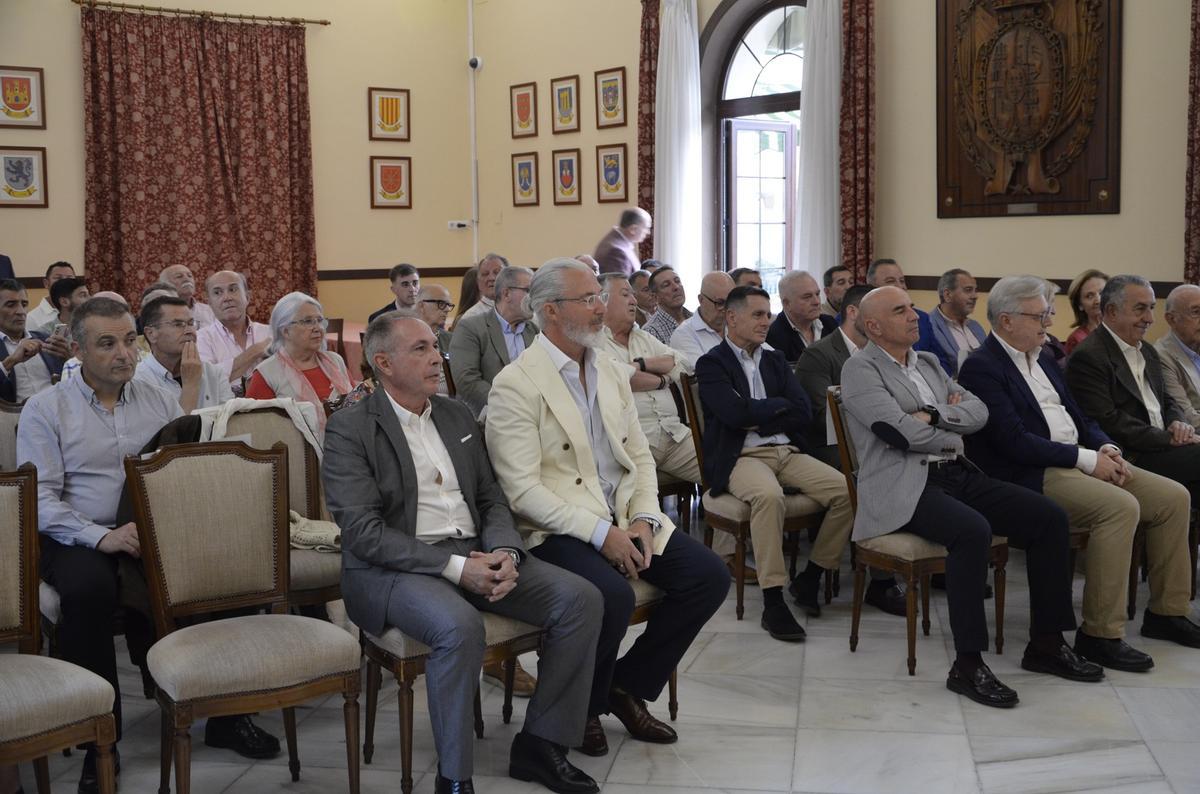 Autoridades y público asistente.