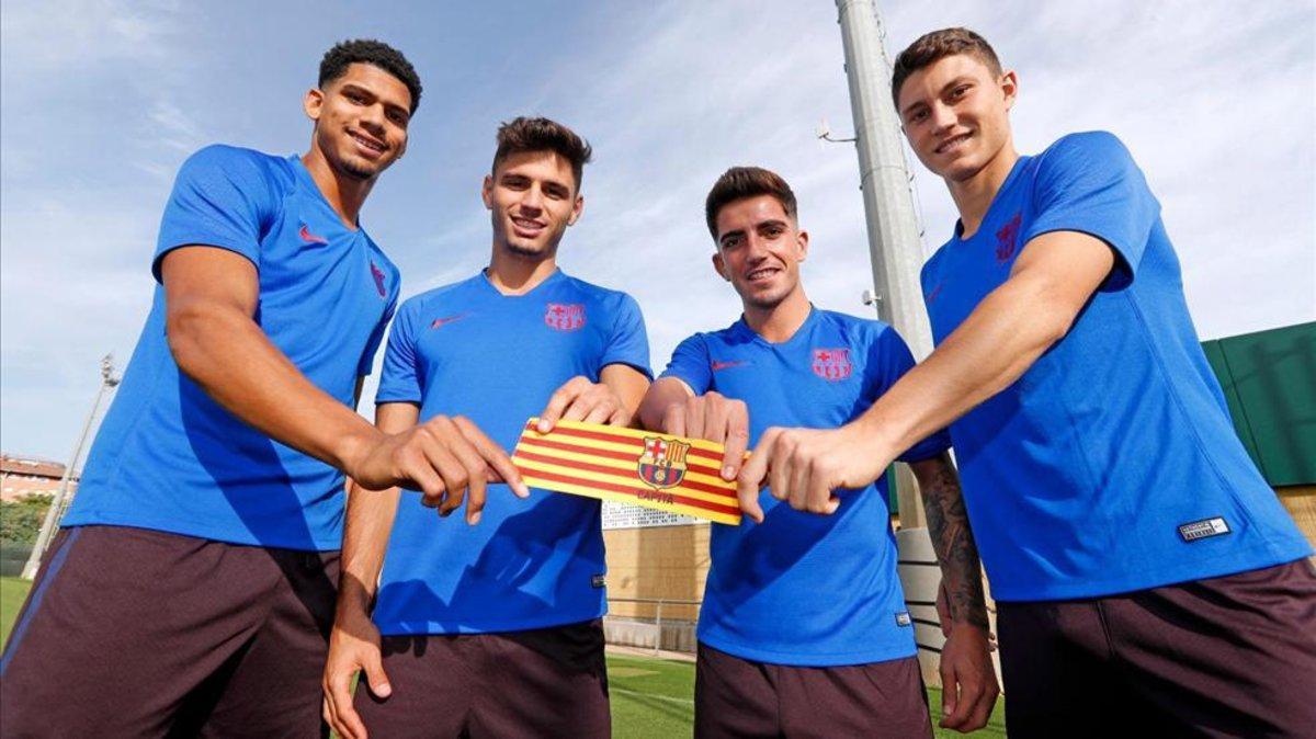 Ronald Araujo, Ferran Sarsanedas, Monchu Rodríguez y Jorge Cuenca sostienen el brazalete de capitán