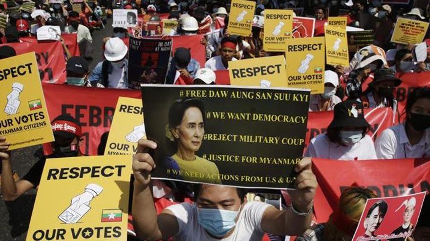 Suu Kyi comparece ante la justicia militar antes de lo previsto y sin abogado