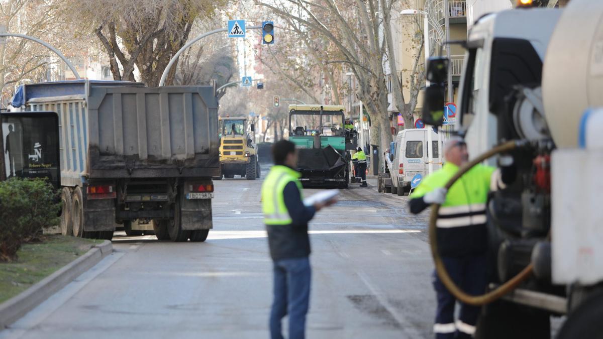 (VÍDEO) Asfaltado de la calle Manacor: las obras afectarán hoy y mañana el tramo comprendido entre Gabriel Alomar y Joan Alcover