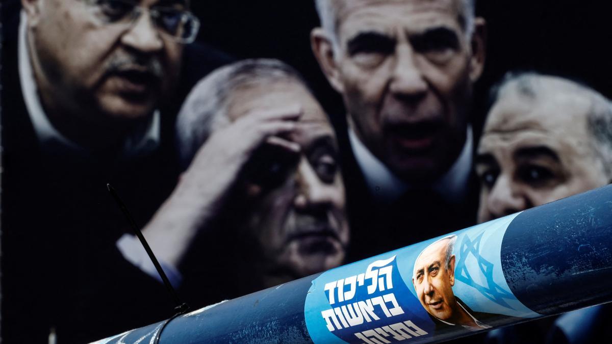 Un adhesivo de la campaña electoral del primer ministro israelí Benjamin Netanyahu