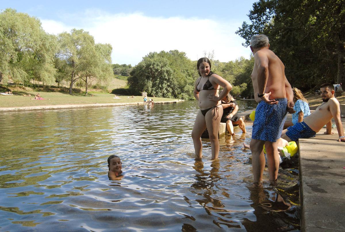 Bañistas disfrutando de la playa  fluvial Pozo do Boi de Vilatuxe.