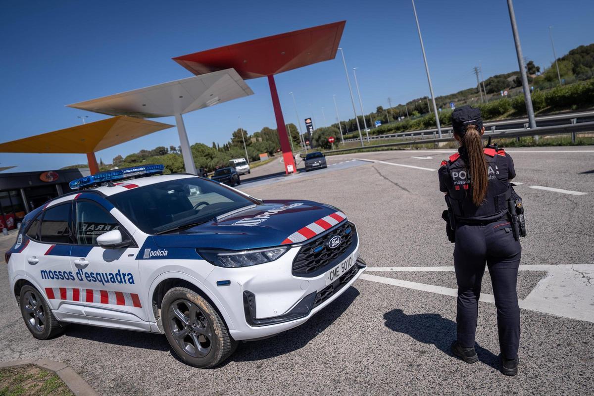 Agentes de Mossos en autopista