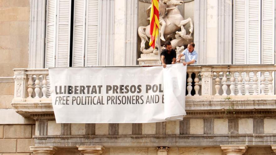 Treballadors de la Generalitat, retirant la pancarta del Palau