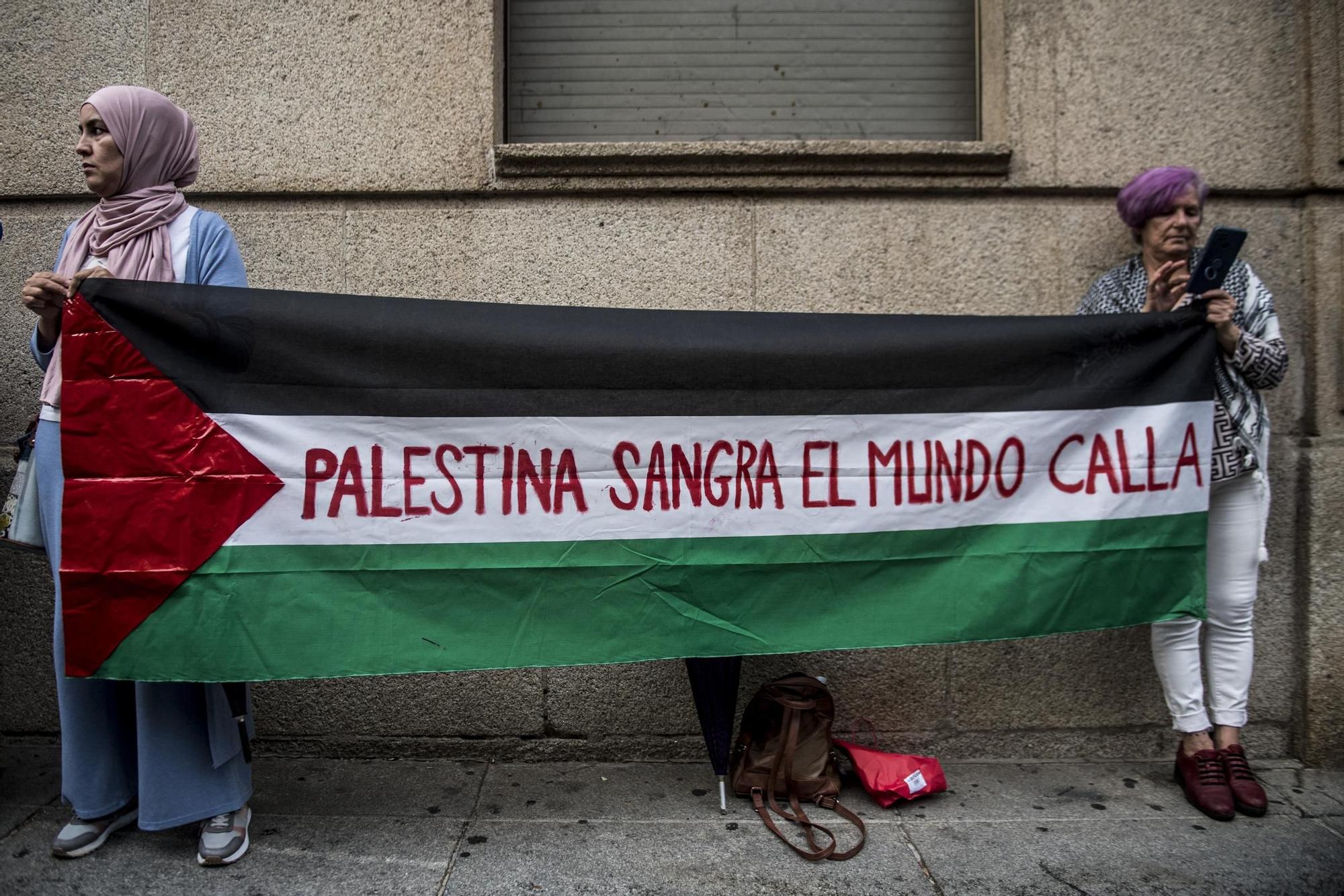 GALERÍA | Concentración en apoyo al pueblo palestino en Cáceres