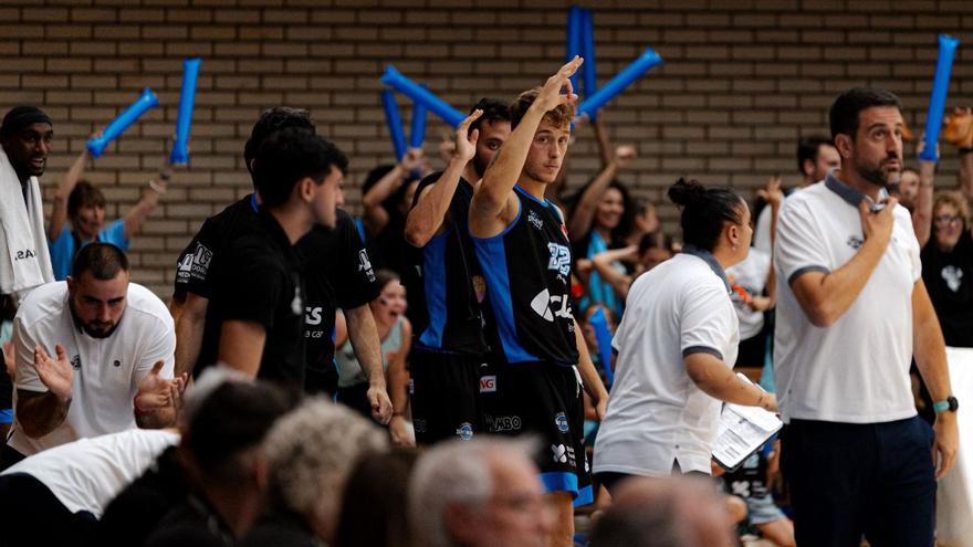 El banquillo del Class Sant Antoni y la afición desplazada celebran un punto en la victoria conseguida en El Prat el pasado sábado. | CBPRAT