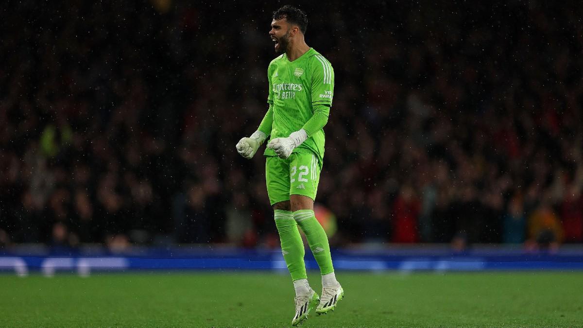 David Raya celebrando uno de los goles del Arsenal