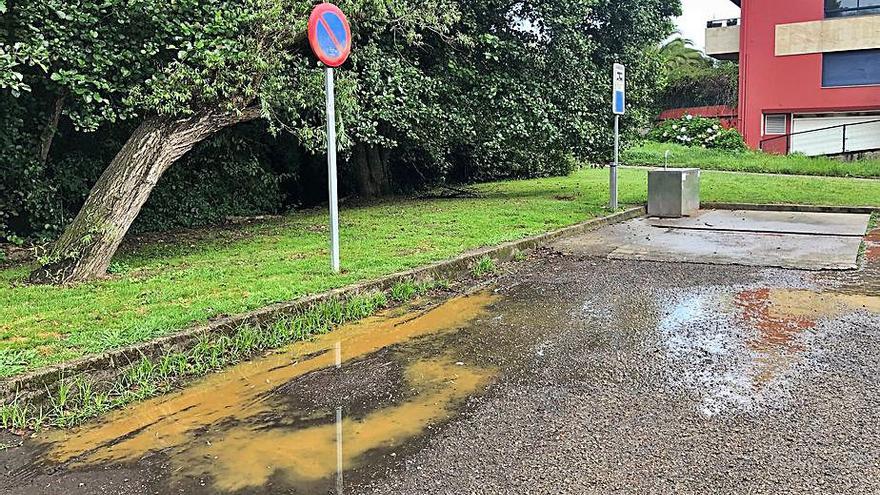 Restos fecales en la zona de servicio de O Gatañal, ayer por la mañana.