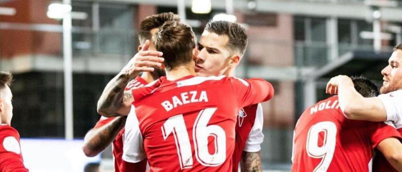 Mina agradece a Baeza su asistencia en el gol del 1-2 al Andorra.