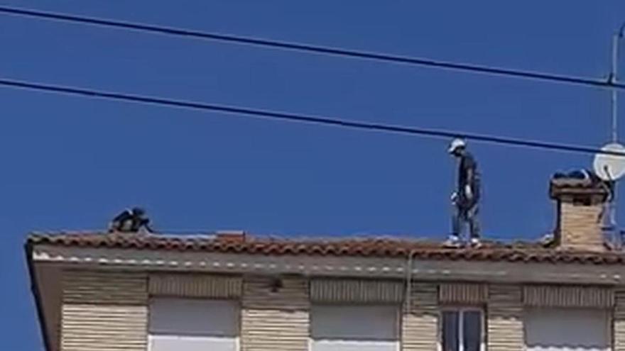 Vídeo: Un vecino de Nules graba a varios operarios "jugándose la vida" en un tejado a cuatro alturas