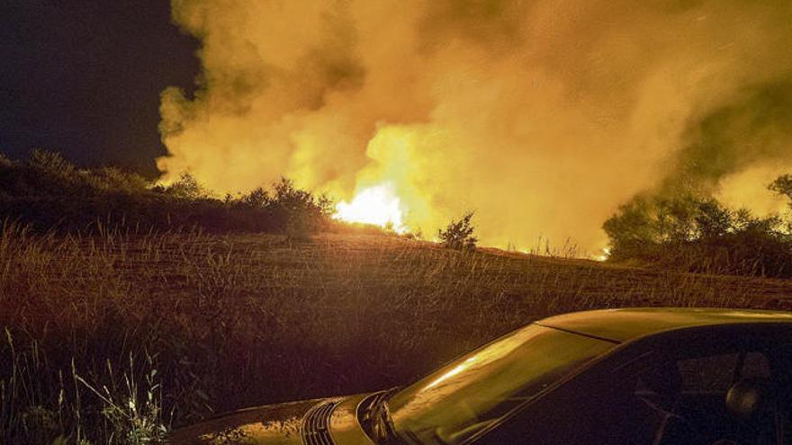 Un incendio en la parroquia lucense de San Pedro de Mera. // Eliseo Trigo