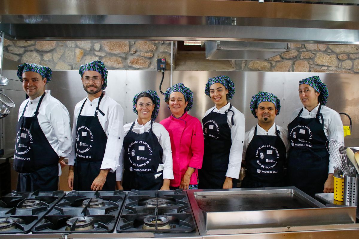 El equipo de cocina encabezado por Luz Rodríguez. Las ocho plazas iniciales de taller de empleo de cocina se han quedado en seis debido a que dos de sus alumnos ya han dado el salto al mundo profesional reclamados por A Taberna do Trasno en Cambados, un restaurante reconocido como “Bib Gourmand” en la Guía Michelín.