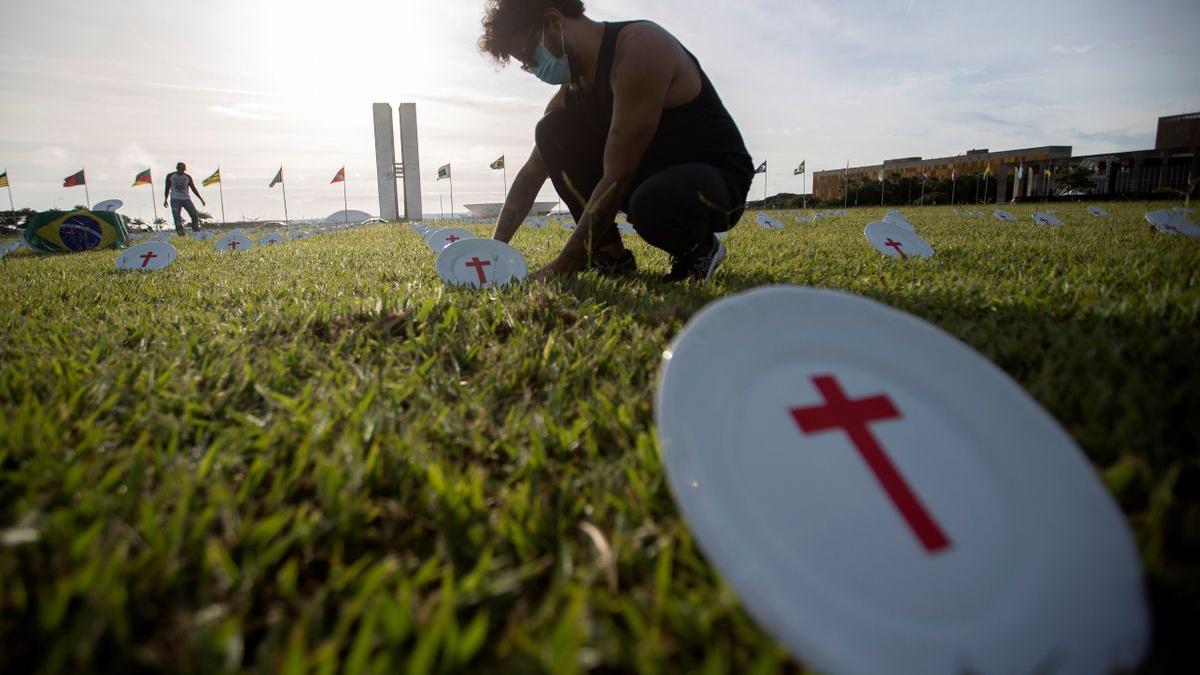 Integrantes de la ONG Rio da Paz colocan platos con cruces rojas frente al edificio del Congreso Nacional en Brasilia.