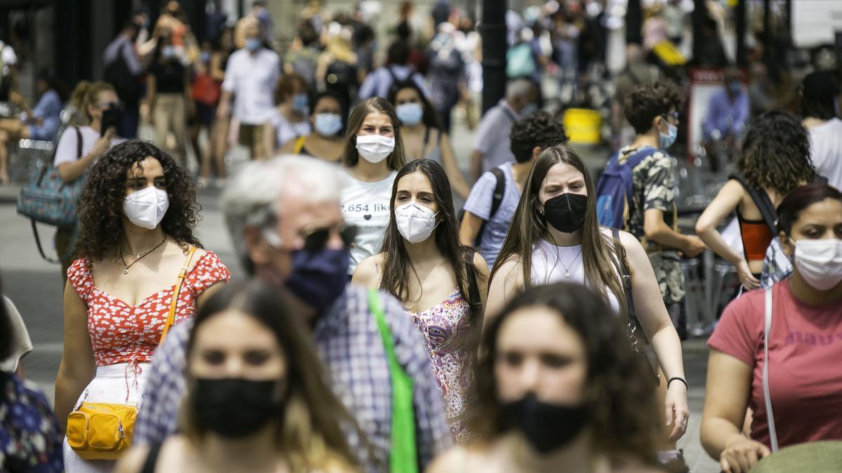 Ambiente en una calle comercial de Barcelona con todos los viandantes haciendo uso de la mascarilla, en abril.