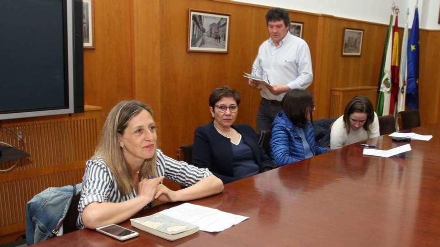 El edil de Facenda entrando en la comisión del lunes, ante los miembros de la oposición. // Bernabé/Cris M.V.