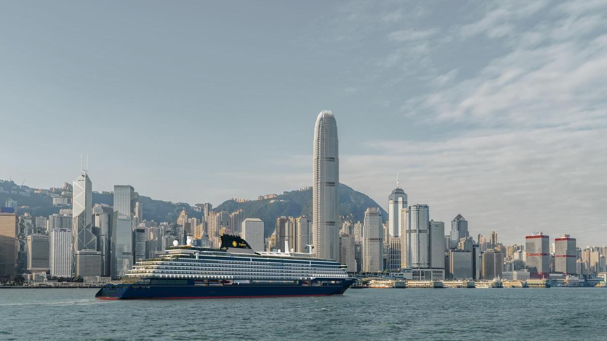 El buque a su paso por Hong Kong