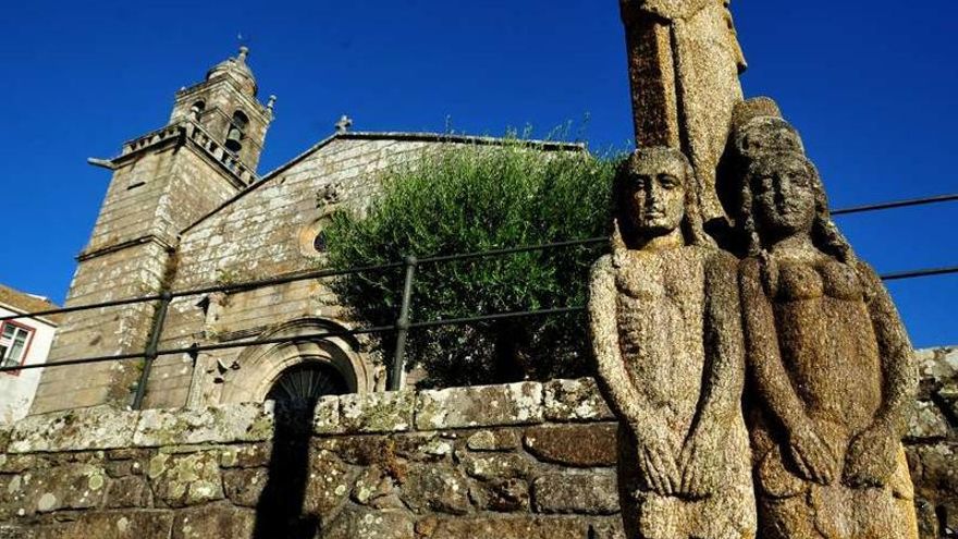 El cruceiro de la iglesia de Carril, aquí el fuste, con Adán y Eva, sigue huérfano de su cruz.