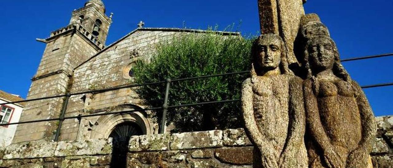 El cruceiro de la iglesia de Carril, aquí el fuste, con Adán y Eva, sigue huérfano de su cruz.