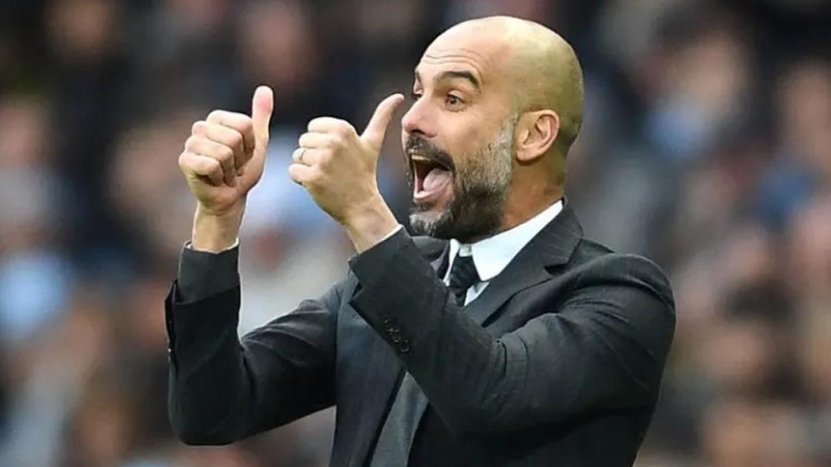 Pep Guardiola, dando un doble ok