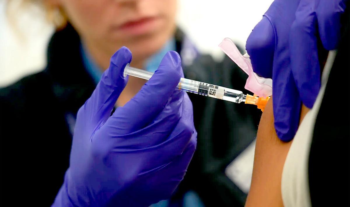 Una enfermera inyecta a un paciente durante la campaña de vacunación de la gripe en Andalucía.