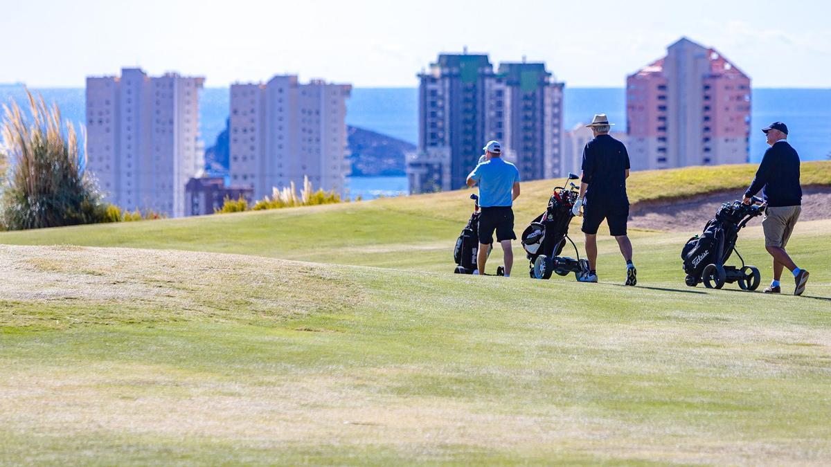 Turistas extranjeros jugando al golf en Benidorm este mes de octubre