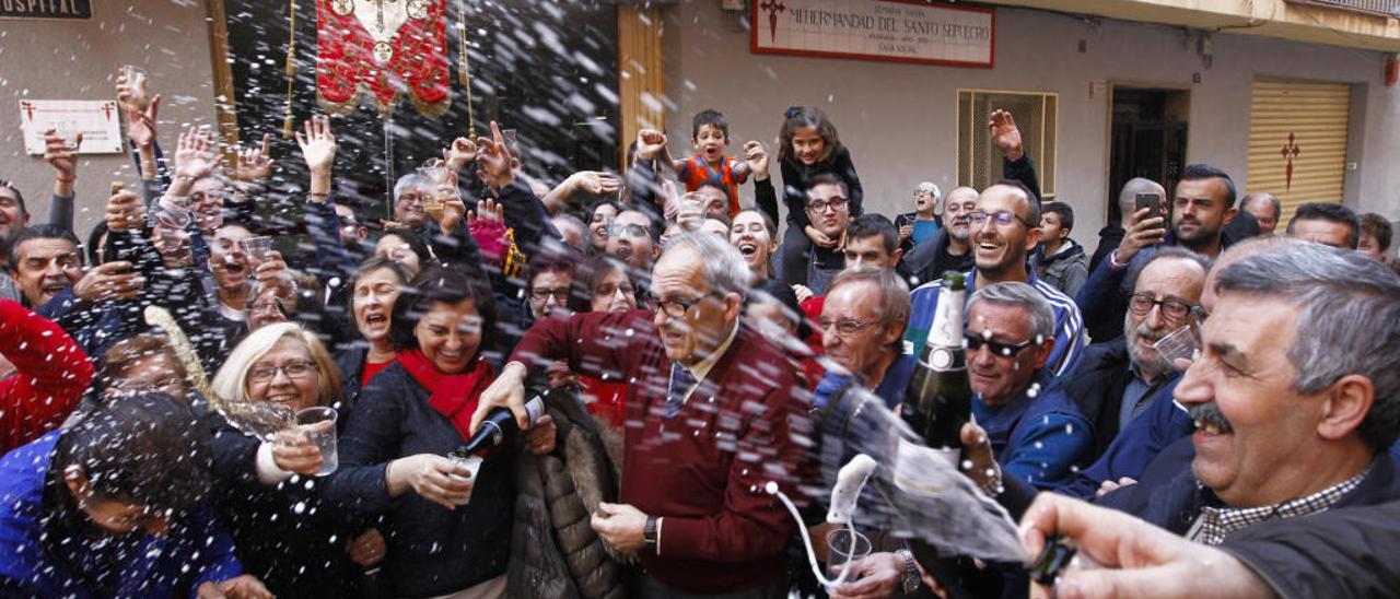 Hermanos del Sant Sepulcre y otros agraciados celebran el Gordo del Niño de 2017.