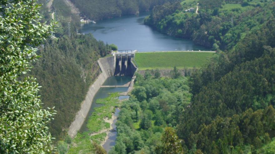 El embalse de Arbón, donde apareció el cadáver de una mujer.