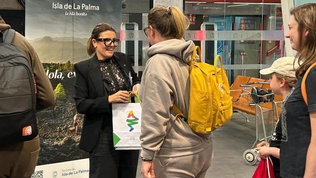 Raquel Rebollo, consejera insular de turismo, recibe a los turistas polacos en el aeropuerto de Mazo.