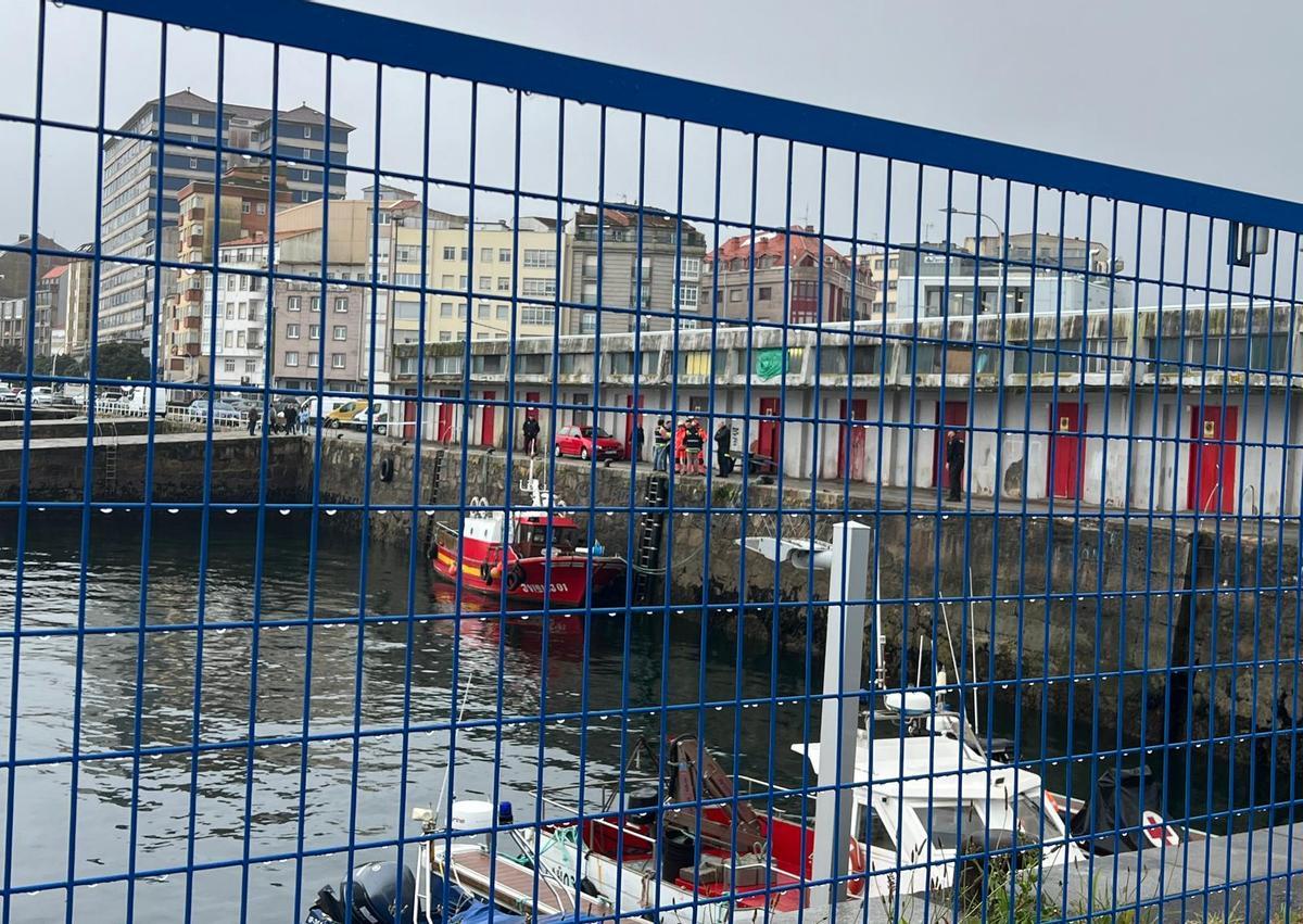 Encuentran de madrugada el cadáver de una persona en el puerto de Ribeira