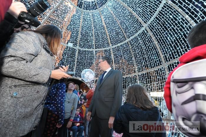 Estrellas y bolas ya brillan en las calles de Murcia