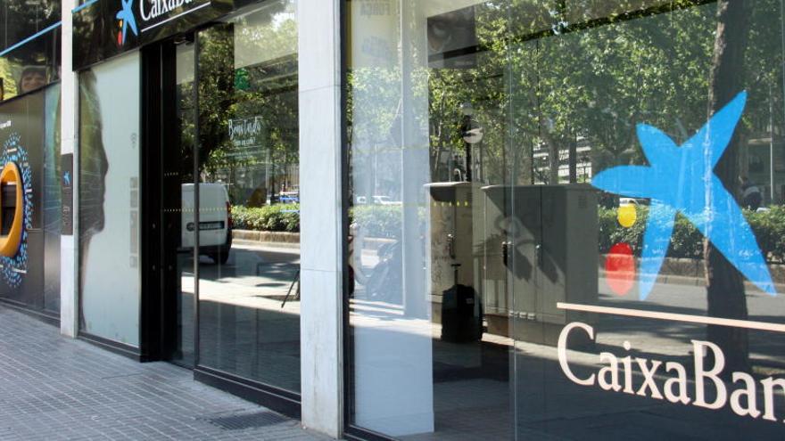 Caixabank i sindicats signen l&#039;acord sobre l&#039;ERO que afectarà 2.023 treballadors