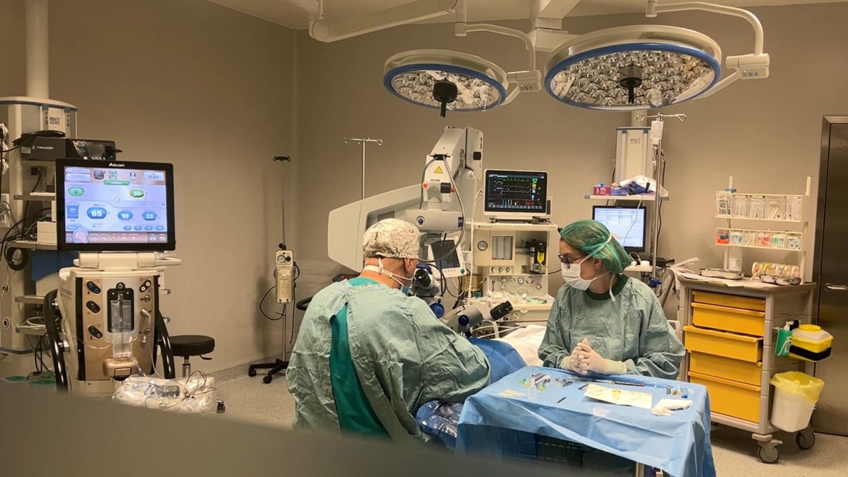 Una intervenció a un dels quiròfans d'un dels hospitals comarcals gironins.