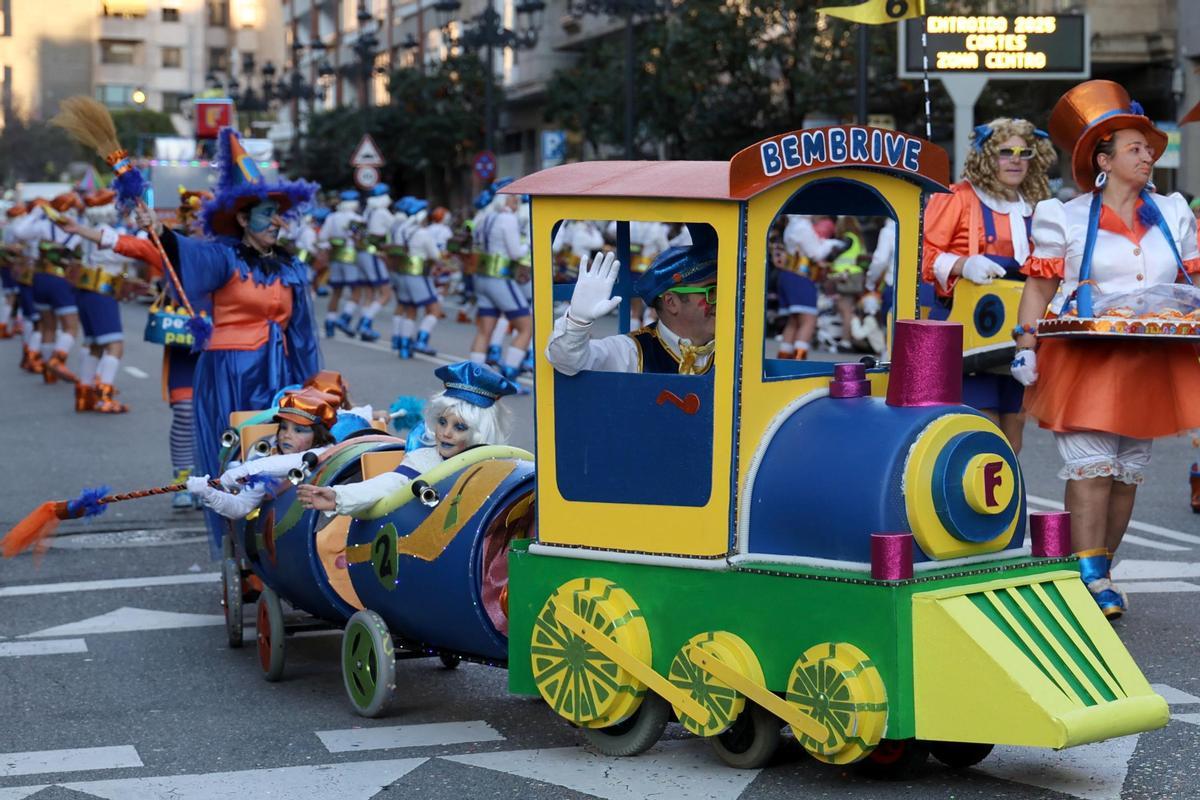 Vigo festeja su Entroido: el desfile de comparsas llena las calles