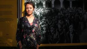 Patricia Buckley, en la muestra del Palau Robert, ante una fotografía realizada por su abuelo. 