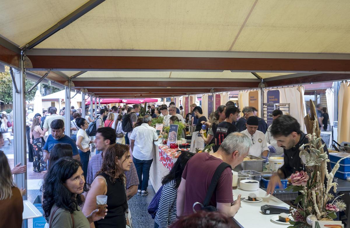 Ambiente en Plaza Catalunya con motivo de una nueva edición del ‘Tast a la Rambla’