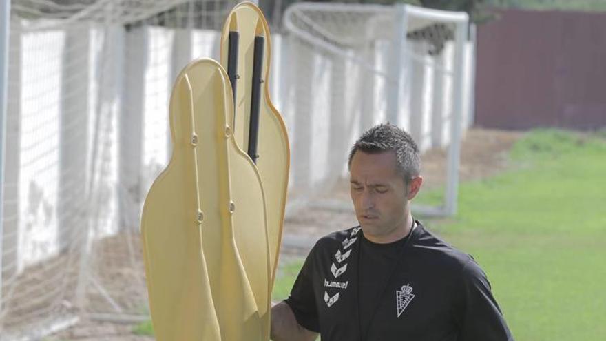 José Manuel Aira, ultimando detalles en un entrenamiento del Real Murcia en Cobatillas.