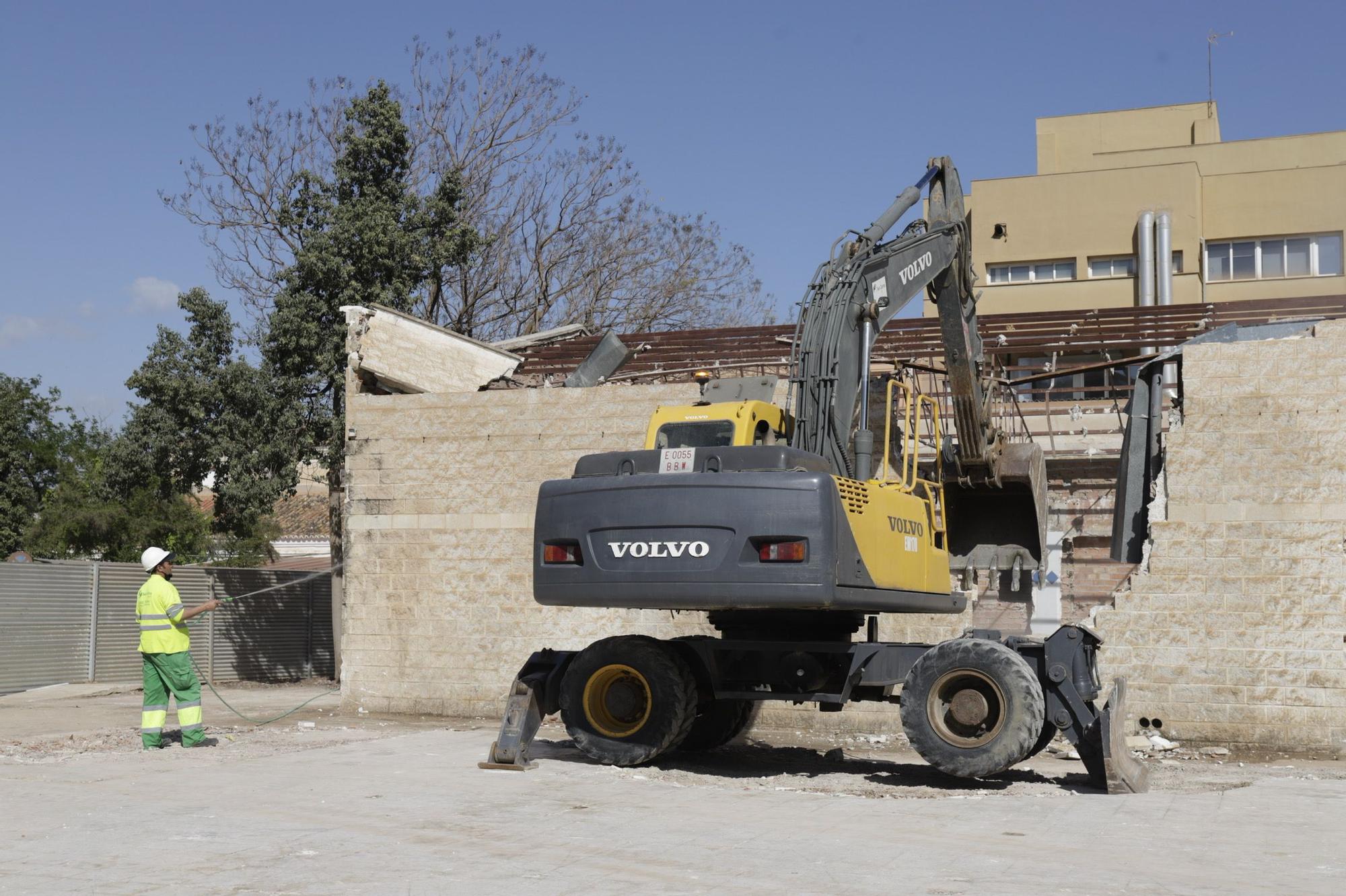 Demolición de las tres naves del Civil donde irá el tercer hospital de Málaga