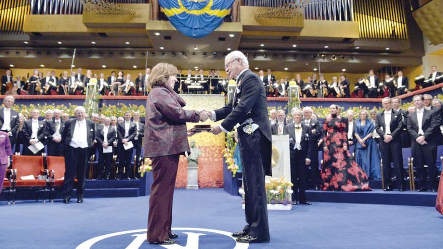 La escritora Svetlana Alexiévich recibe el Nobel de Literatura de manos del rey de Suecia. // Efe