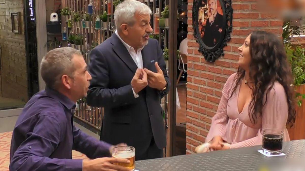 Carlos Sobera junto a Luis y Carmen en ’First Dates’.