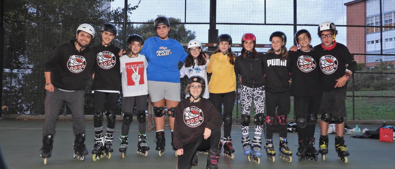 Olalla, abajo en el centro con algunos alumnos de Roller Ourense  .   | F.Casanova