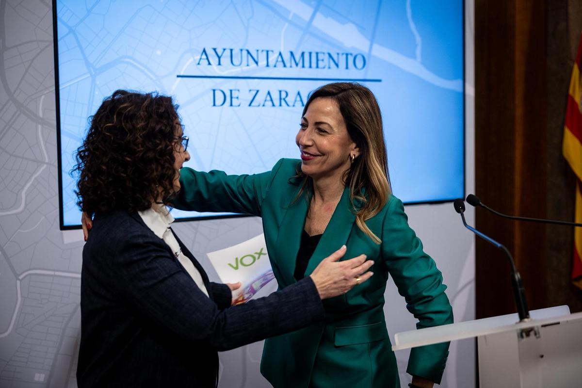 La alcaldesa Natalia Chueca saluda a Eva Torres, este miércoles, tras anunciar el acuerdo de presupuestos.