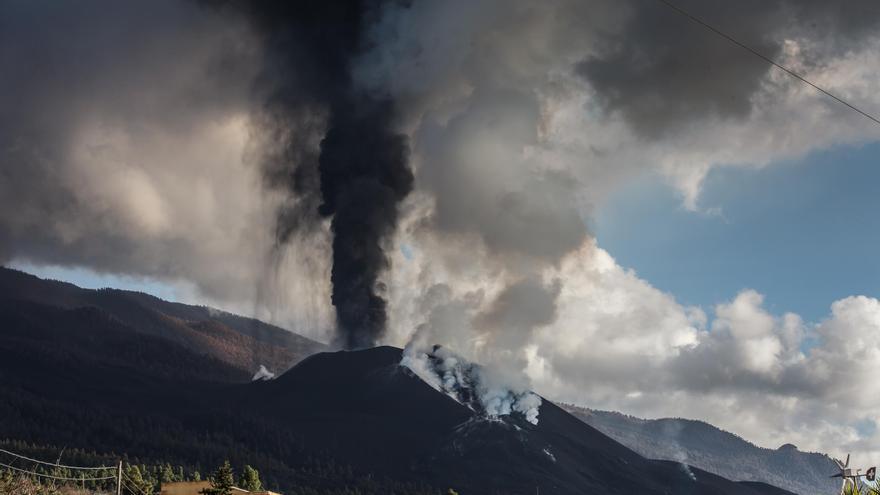 El volcán de La Palma sigue aportando lava a la Isla Baja en la zona de Las Hoyas