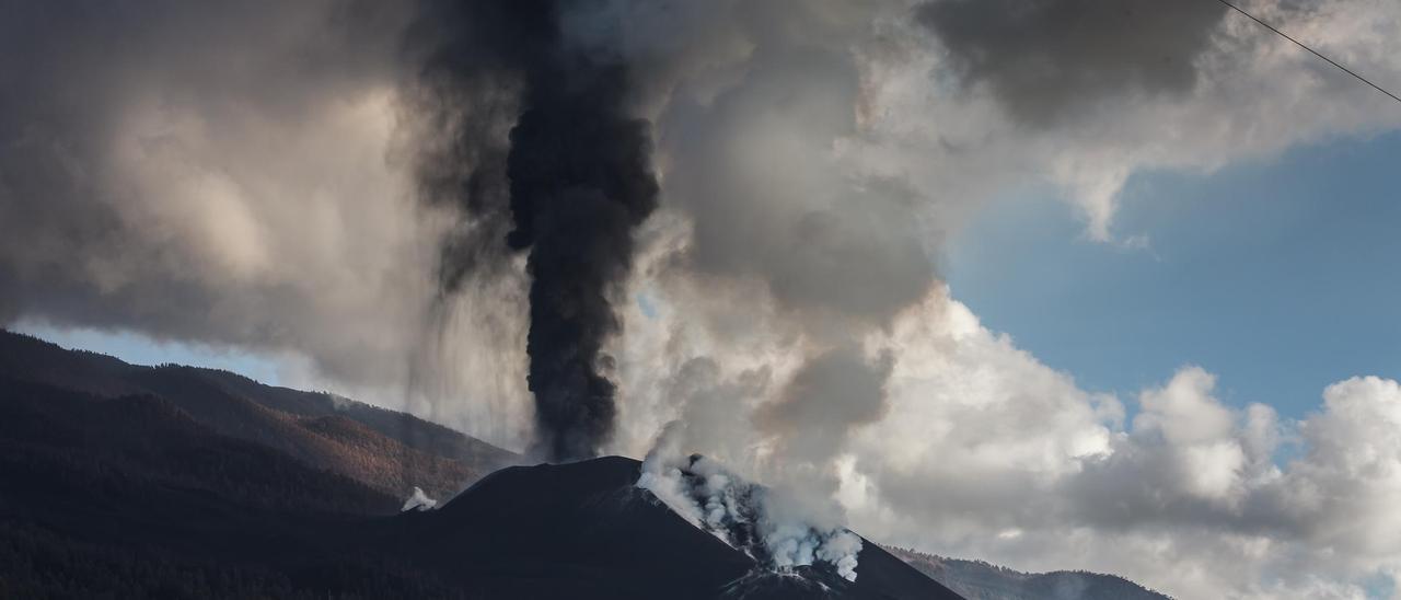 El volcán muestra debilidad pero nadie se atreve a pronosticar el fin del erupción