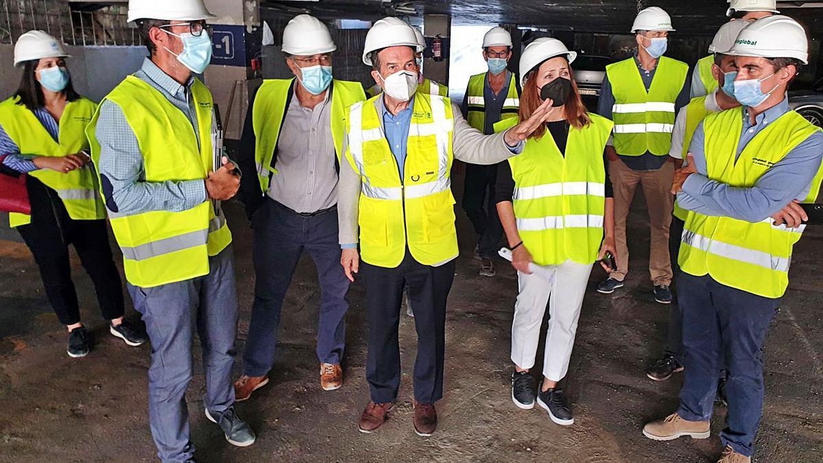 El alcalde (c.) visitó, ayer, las obras de construcción del túnel de Porta do Sol. |   // MARTA G. BREA