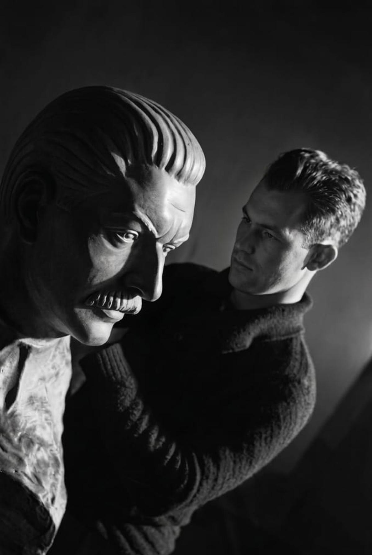 Leuman trabajando en el busto de José Stalin el 2 de enero de 1937.