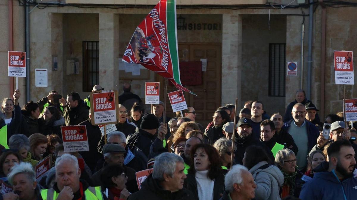 Vecinos de Jambrina y anejos protestan a las puertas del Ayuntamiento de Peleas de Abajo en contra de los proyectos de biogás que planean asentarse en el pueblo. | ALBA PRIETO