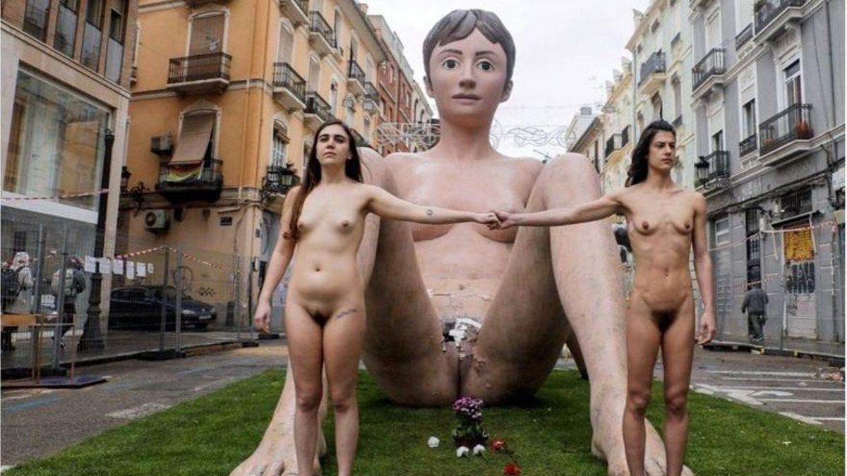 Dues dones es despullen en protesta per la vandalització d’una falla feminista